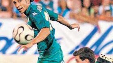 <b>MATADOR. </b>José Mari se estrenó ayer como goleador luciendo la elástica bética en Granada.