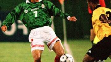 Ram&oacute;n Ram&iacute;rez disputando el esf&eacute;rico con un jamaiquino durante la semifinal de la Copa Oro de 1998 en Los &Aacute;ngeles.