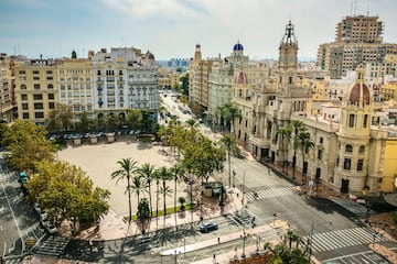 En la foto, Plaza del Ayuntamiento de la ciudad de Valencia desde el Salón Ático Ateneo.