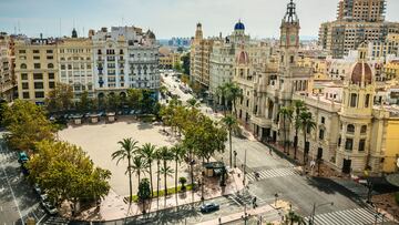 En la foto, Plaza del Ayuntamiento de la ciudad de Valencia desde el Salón Ático Ateneo.