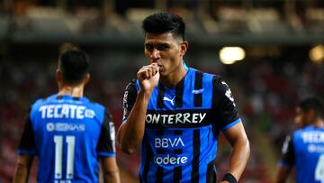 Jesús Gallardo de Monterrey celebra una anotación ante Chivas hoy, durante un partido de la jornada 12 del torneo clausura 2022 de la liga de fútbol mexicano disputado en el Estadio Akron