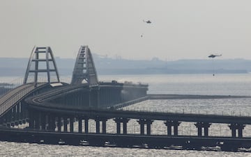 El Puente de Crimea es el más largo de Europa y uno de los más estratégicos del continente. La NAK, Comité Nacional Antiterrorista de Rusia, ha informado de una explosión de un camión la cual ha provocado el incendio de varios tanques.