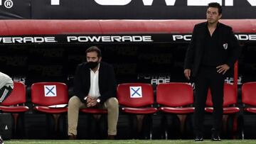 River Plate's team coach Marcelo Gallardo (R) gestures while forward Matias Suarez (L) lies on the ground injured during their 2020 Argentine First Division "Diego Armando Maradona" cup football match against Arsenal at Libertadores de America stadium, in Avellaneda Buenos Aires province, on December 27, 2020. (Photo by ALEJANDRO PAGNI / AFP)