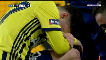 La jugada que provocó la fuerte lesión de Mesut Özil en Turquía