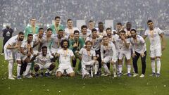 Los jugadores del Madrid posan con su trofeo conquistado en Riad.