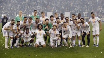 Los jugadores del Madrid posan con su trofeo conquistado en Riad.