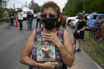 Los seguidores argentinos lloran el fallecimiento de Maradona en Buenos Aires.