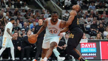 Harrison Barnes e Isaac Okoro -