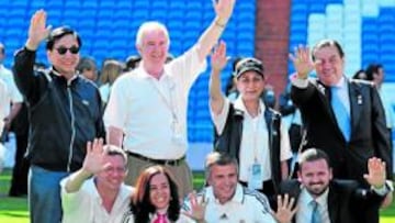 <b>SOBRE EL CÉSPED DEL ESTADIO. </b>De izq. a der. y de arriba abajo: Thobois, Ching-Kuo Wu, Reedie, El Moutawakel, Boluda, Sabet, Gallardón, Coghen, Samaranch y Mijatovic.