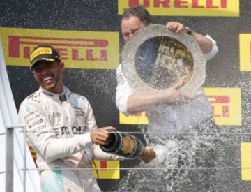 Lewis Hamilton celebra la victoria con el Team Manager, Ron Meadows.