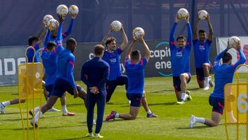 Ejercicio de calentamiento de los futbolistas del Atlético en el Cerro, en la última sesión antes de recibir al Granada.