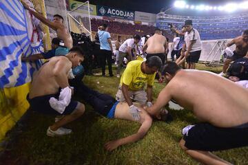 El encuentro entre Alianza y FAS fue suspendido, de acuerdo con las autoridades locales. El partido de vuelta cuartos de final del Torneo Clausura 2023 estabacon empate a cero en el momento del desastre. Sin embargo, los tigrillos tenan ventaja de un gol en el partido de ida.