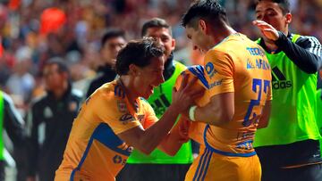 MEX2983. AGUASCALIENTES(MÉXICO), 20/08/2023.- Diego Lainez (i) y Jesus Angulo (d) de Tigres festejan una anotación contra Necaxa hoy, durante un juego por la jornada 4 del torneo Apertura 2023 de la Liga MX, en el estadio Victoria de la ciudad de Aguascalientes (México). EFE/ Víctor Cruz
