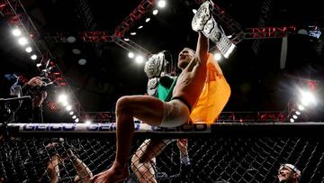 Conor McGregor celebra su victoria ante Eddie &Aacute;lvarez en el UFC 205.