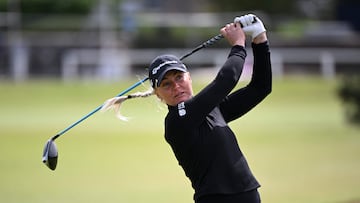 Japan's Charly Hull watches her drive from the 2nd tee on the opening day of the 2024 Women's British Open Golf Championship, on the Old Course at St Andrews, in St Andrews, Scotland, on August 22, 2024. (Photo by ANDY BUCHANAN / AFP) / RESTRICTED TO EDITORIAL USE
