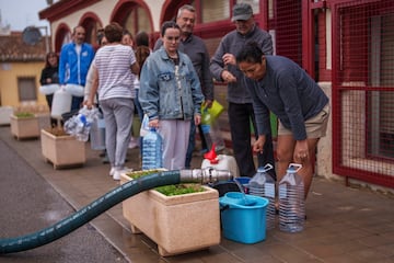 La gente recoge agua en Chiva, Valencia. 