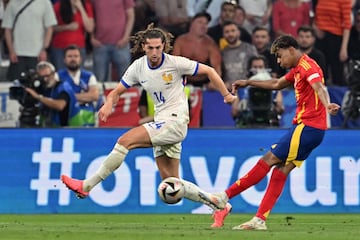 Espectacular estreno de Lamine Yamal a nivel goleador en una Eurocopa con apenas 16 años. Recibió un balón, encaró a Rabiot, ante el que se sacó un golazo espectacular, con un disparo que se coló por la mismísima escuadra.