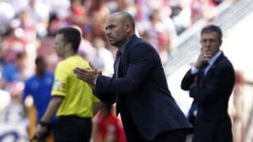 Paco Jémez dando ánimos a sus jugadores.