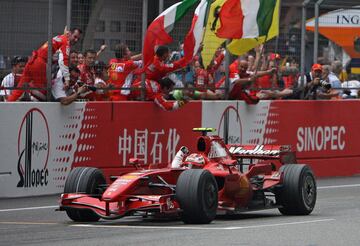 El finlandés Kimi Raikkonen se proclamó campeón del mundo con Ferrari en la última carrera con 110 puntos (por 109 del español y el novato Lewis Hamilton) en una temporada marcada por la rivalidad entre los pilotos de McLaren y la polémica por el caso de espionaje a Ferrari.