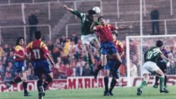 Hierro salta por un balón en presencia de los atléticos López, Manolo y Solozábal en el Irlanda del Norte-España de 1992, en el que hubo cuatro jugadores del Atlético.