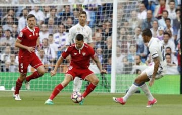 Vitolo ante Danilo.