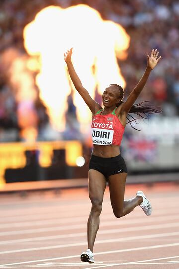 Hellen Onsando Obiri de Kenia cruza la línea de meta para ganar el oro en la final femenina de 5000 metros durante el décimo día del décimo sexto Campeonato Mundial de Atletismo de la IAAF Londres 2017 en el Estadio de Londres el 13 de agosto de 2017 en Londres, Reino Unido.