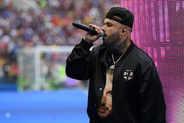 Nicky Jam salió antes de los otros cantantes y previo a la canción del Mundial cantó X, en la que hace dúo con el colombiano J Balvin.