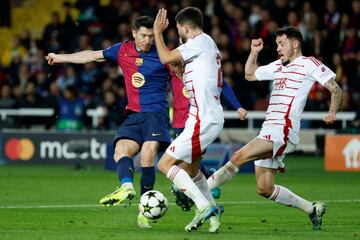 3-0. Alejandro Balde asiste al delantero polaco y se saca un disparo raso, al palo largo de Marko Bizot, para marcar su segundo tanto. Gol 101 en Champions League del 9 azulgrana.