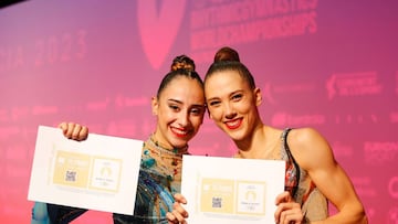 Alba Bautista y Polina Berezina celebran el pasaporte a Paris.