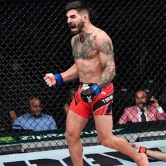 Topuria cumple su palabra: noquea a Hall en un asalto