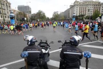 La seguridad del Maratón de Madrid estuvo patente a lo largo de todo el recorrido.