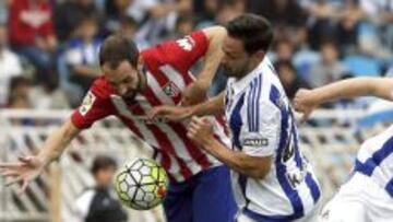 De la Bella intenta frenar a Juanfran.