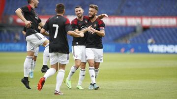 Torres celebra el gol con sus compañeros.