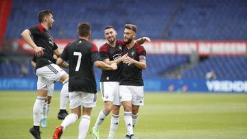 Torres celebra el gol con sus compañeros.