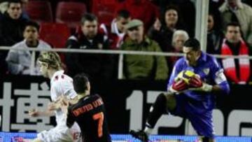 <b>AGREDIDO. </b>David Villa sufrió una patada de Palop en una jugada que no revestía peligro.