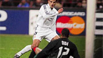 <B>FALLO DECISIVO</B>. Morientes pudo adelantar al Real Madrid en el marcador, pero no fue capaz de superar al guardameta milanista.