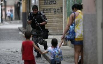 Brasil desplegará tropas federales en Río de Janeiro para ayudar a sofocar una oleada de crímenes violentos tras los ataques de narcotraficantes contra los puestos policiales en tres barrios marginales en el lado norte de la ciudad. A menos de tres meses del Mundial en el que Río acogerá a decenas de miles de aficionados al fútbol. Los ataques han lanzado nuevas dudas sobre los esfuerzos del gobierno para expulsar a las pandillas de los barrios pobres.