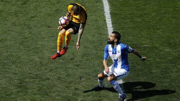 Sandro trata de controlar un balón ante la presión de Siovas.