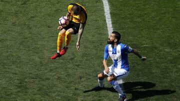 Sandro trata de controlar un bal&oacute;n ante la presi&oacute;n de Siovas.