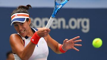 Garbi&ntilde;e Muguruza devuelve una bola ante Varvara Lepchenko durante su partido de primera ronda del US Open 2017 en el USTA Billie Jean King National Tennis Center de Nueva York.