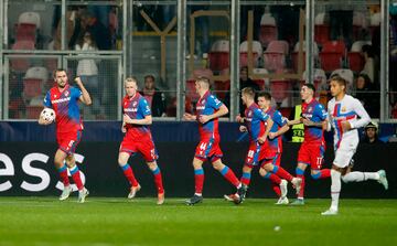 1-2. Tomas Chory celebra el  primer gol que marca de  penalti.