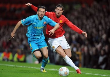 Zambrotta pelea un balón con Cristiano Ronaldo durante un partido de semifinales de la Champions League.