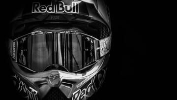 Andreu Lacondeguy, retrato con casco Red Bull Dave Designs y gafas Oakley.