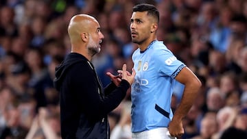 Rodri, vuelve a jugar un partido oficial ocho meses después de romperse el cruzado. En la imagen con Pep Guardiola momentos antes de saltar al terreno de juego.