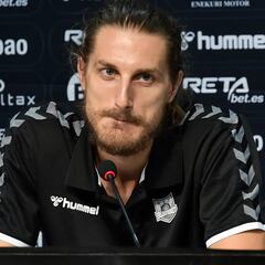 Bigote huye de comparaciones con Bouteille en Bilbao