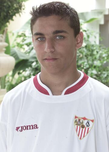 Comenzó en la cantera del Sevilla con 15 años, debutó con el primer equipo en noviembre de 2003.