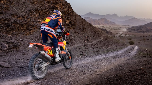 Sanders da una lección y complica a Schareina