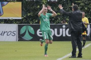 Jean Carlo Blanco celebra con el técnico Escobar el primer gol del partido.