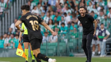 SEVILLA, 23/05/2025.- El entrenador del Valencia, Carlos Corberán, durante el partido de la última jornada de LaLiga de fútbol que Real Betis y Valencia CF disputan este viernes en el estadio Benito Villamarín, en Sevilla. EFE/Julio Muñoz