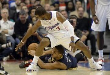 Lucha entre Eric Gordon (10) y Chris Paul (3) en el New Orleans Pelicans - Los Angeles Clippers.